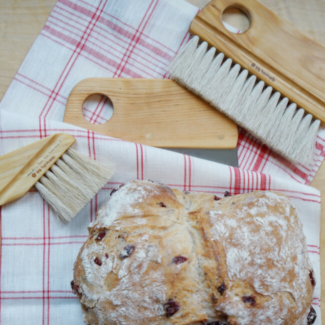 Degborste, brödborste, degskrapa från Iris Hantverk med handduken kökstrivsel