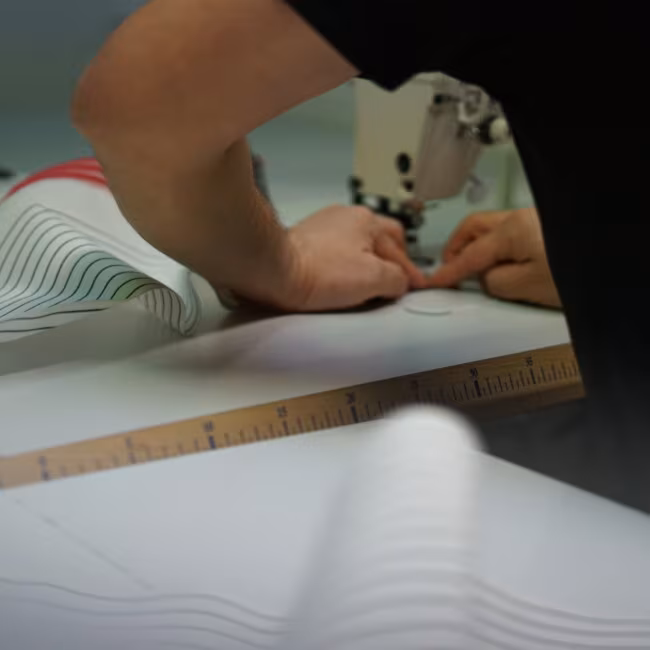 Nähmaschine in Nahaufnahme. Kökstrivsel werden vernäht und gesäumt.