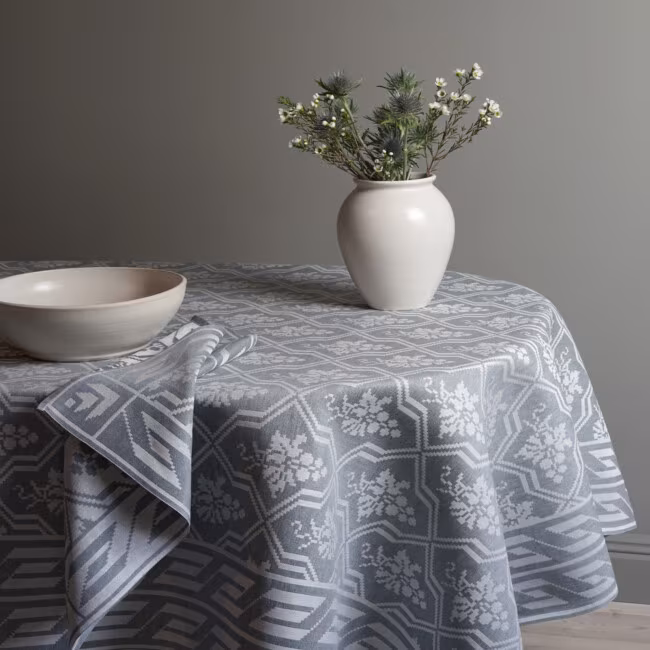 Cover image of Druvklasen tablecloth in the color dimbla-Klassbols-linnevaveri