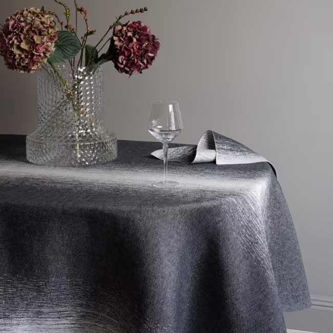 Cover image of Fru Embla cloth in the color black Klassbols Linnaveri