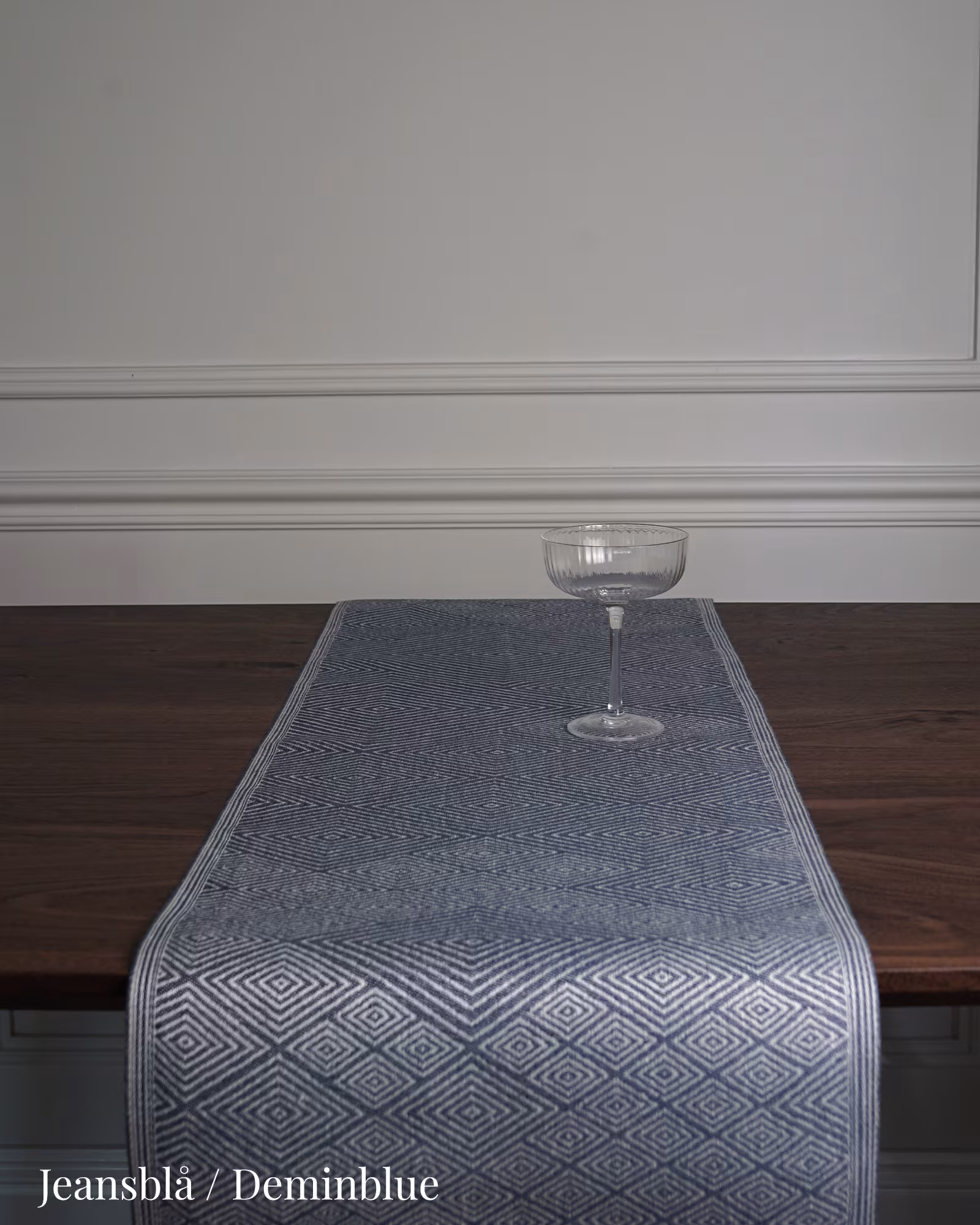 Gasoga-bordslopare-35cm-jeansbla-klassbols-linnevaveri-produktbild