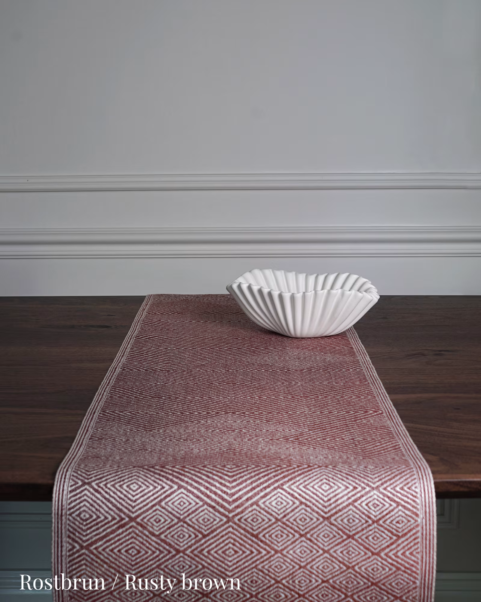 Gasoga-bordslopare-35cm-rostbrun-klassbols-linnevaveri-produktbild