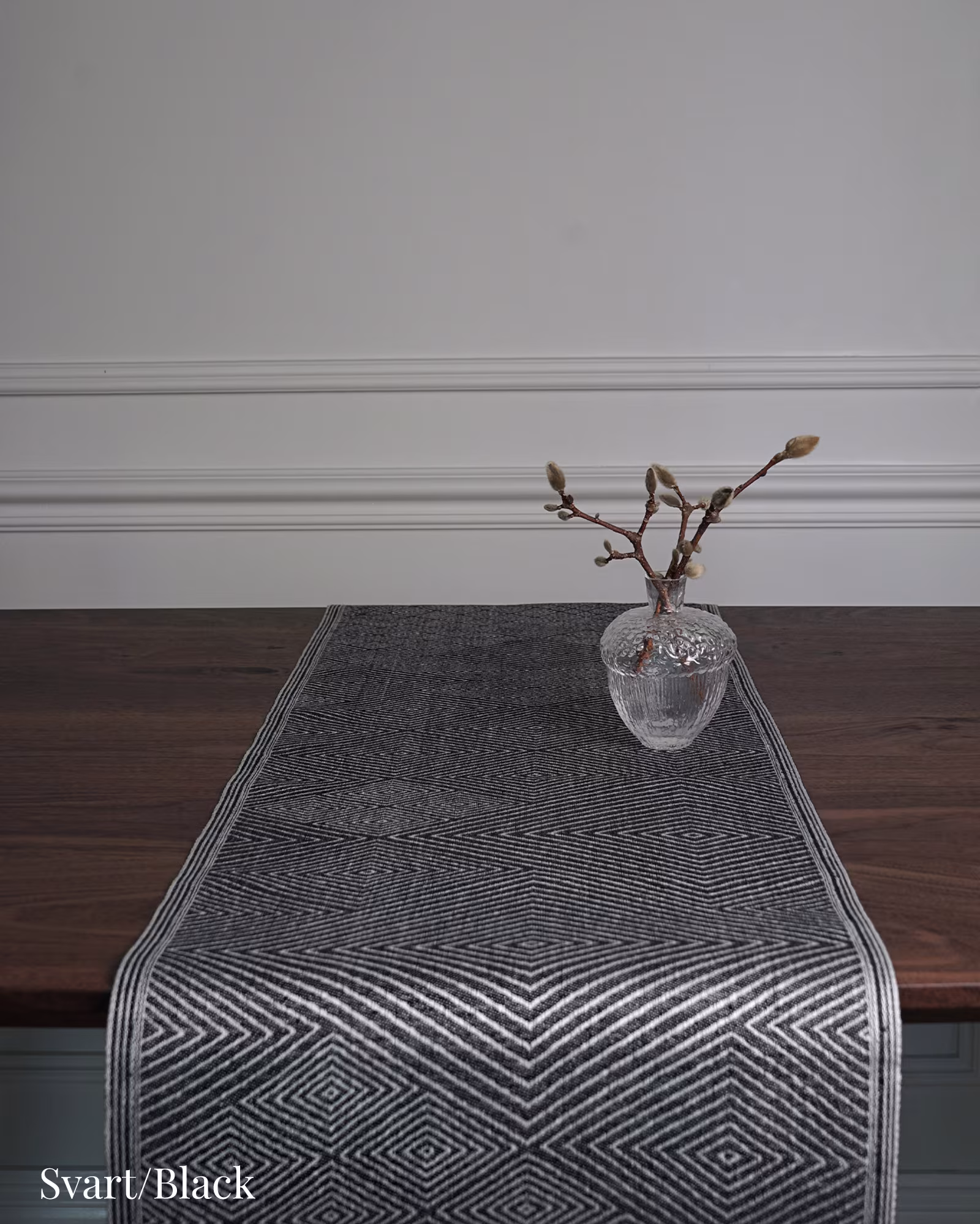 Gasoga-bordslopare-35cm-svart-klassbols-linnevaveri-produktbild