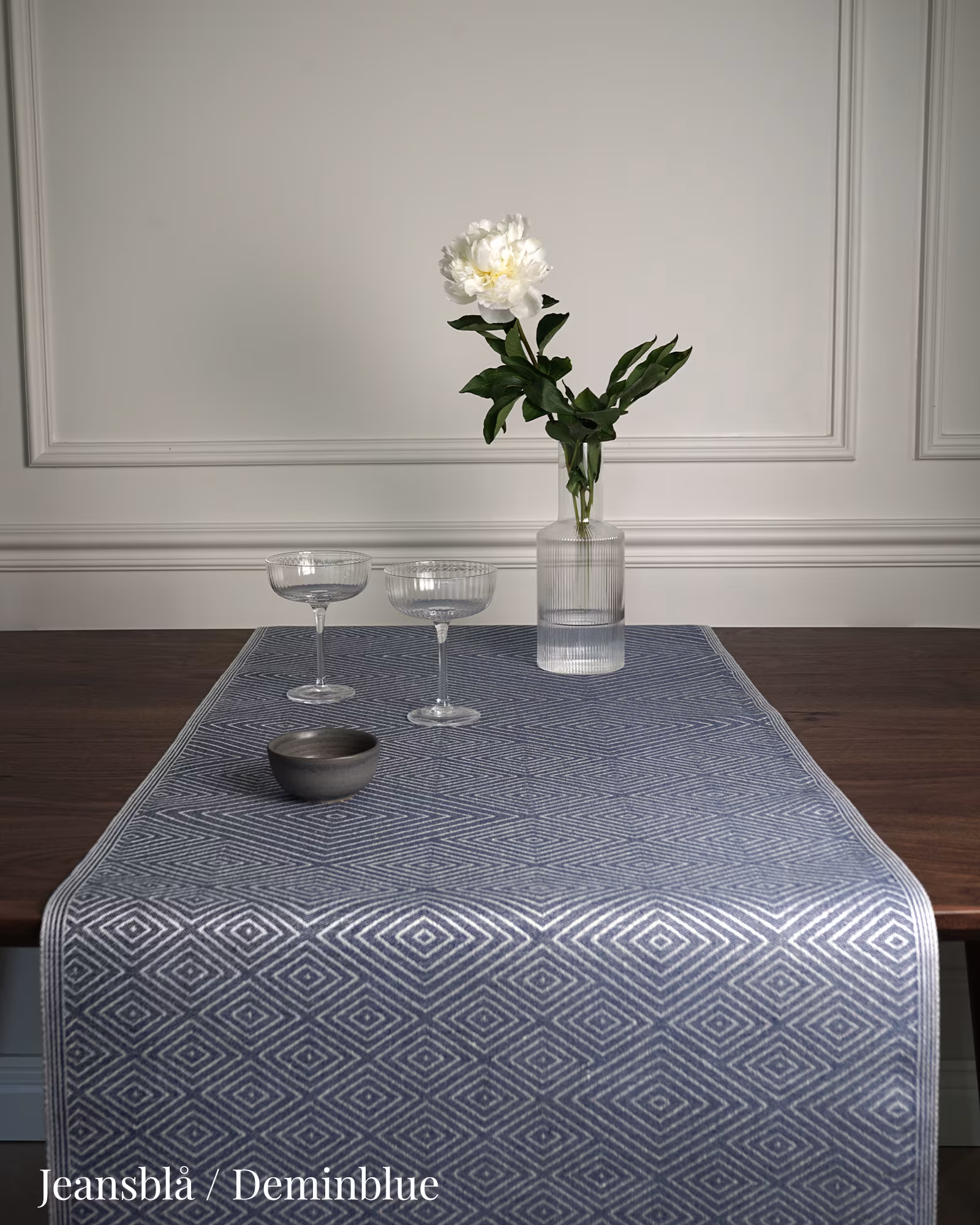 Gasoga-bordslopare-jeansbla-50cm-klassbols-linnevaveri-produktbild