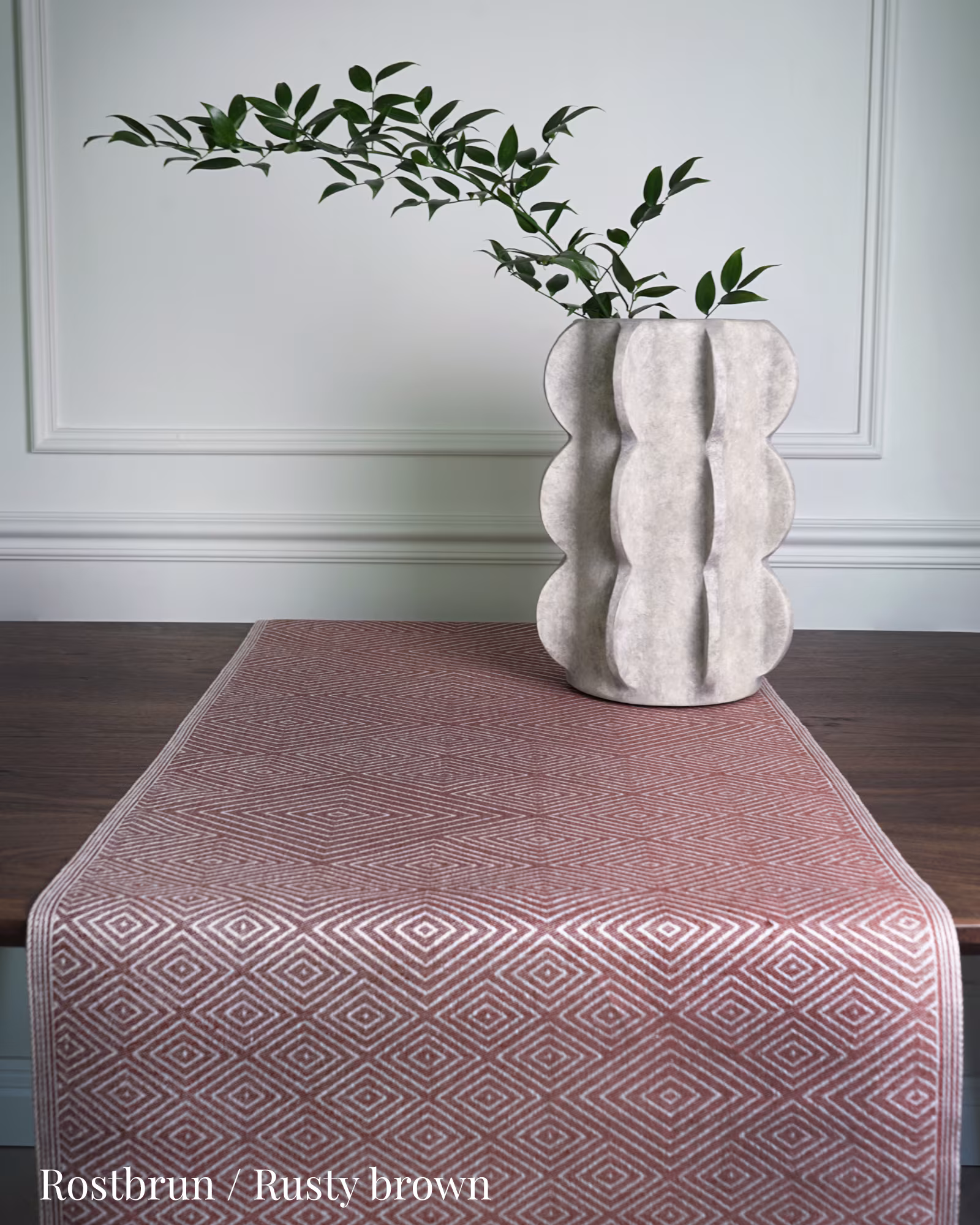 Gasoga-bordslopare-rostbrun-50cm-klassbols-linnevaveri-produktbild