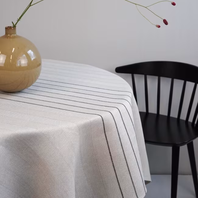 Gardet duk i vit/svart klassbols linnevaveri