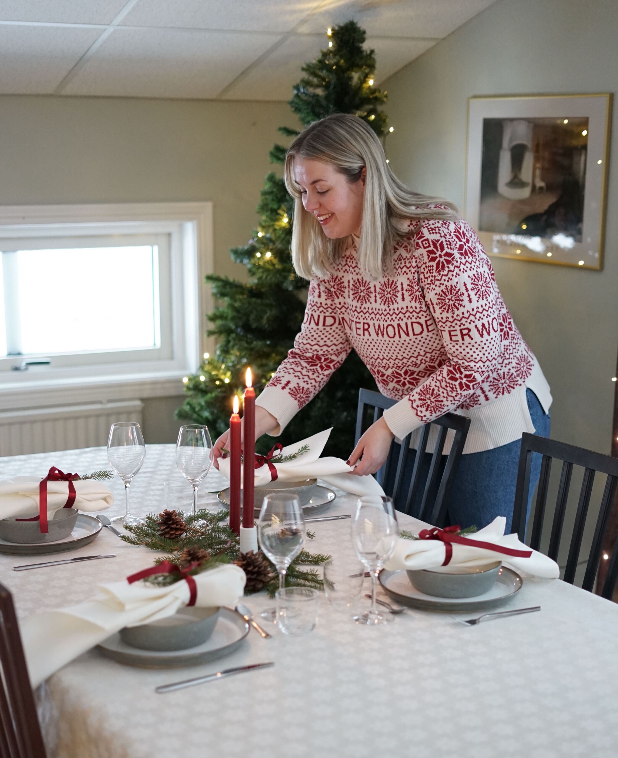 Lotta deckt den Tisch mit Weihnachtstischwäsche von Klässbols Linneväveri.
