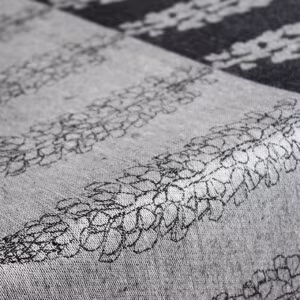 Narbild på bordsloparen Lupin, designad av Hanna Bredberg, i fargen Svart, av klassbols linnevavaeri