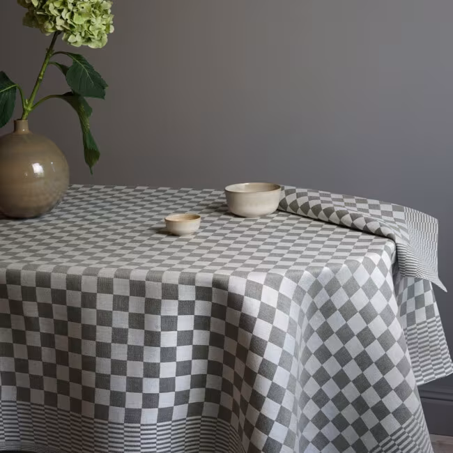 Titelbild:Schackrutan, Stoff, moosgrün, klassischer Ball, Leinen, wehend