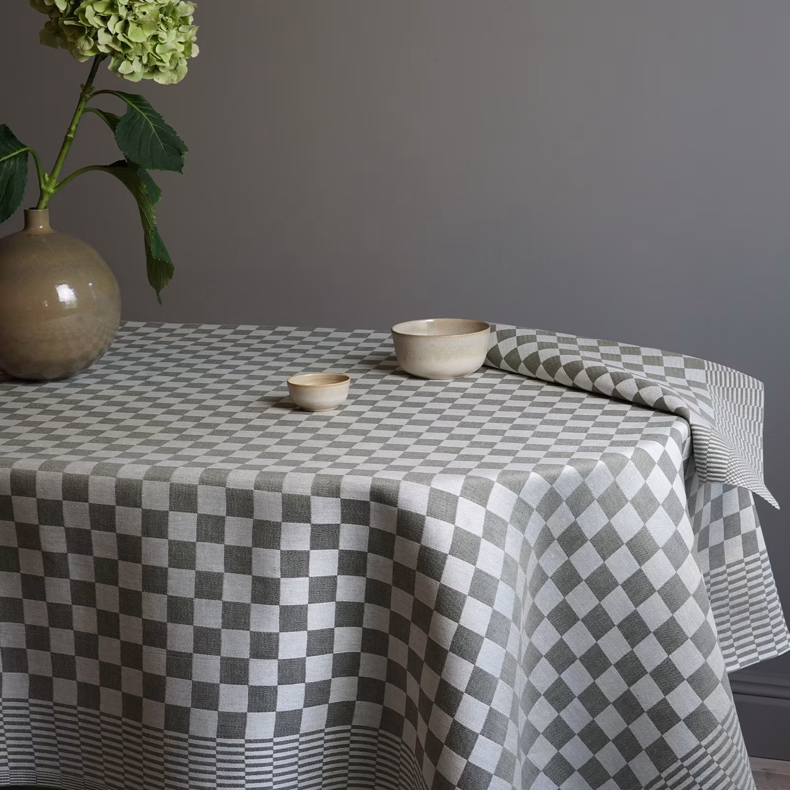 Cover image-Schackrutan-cloth-mossgreen-class-ball-linen-waving