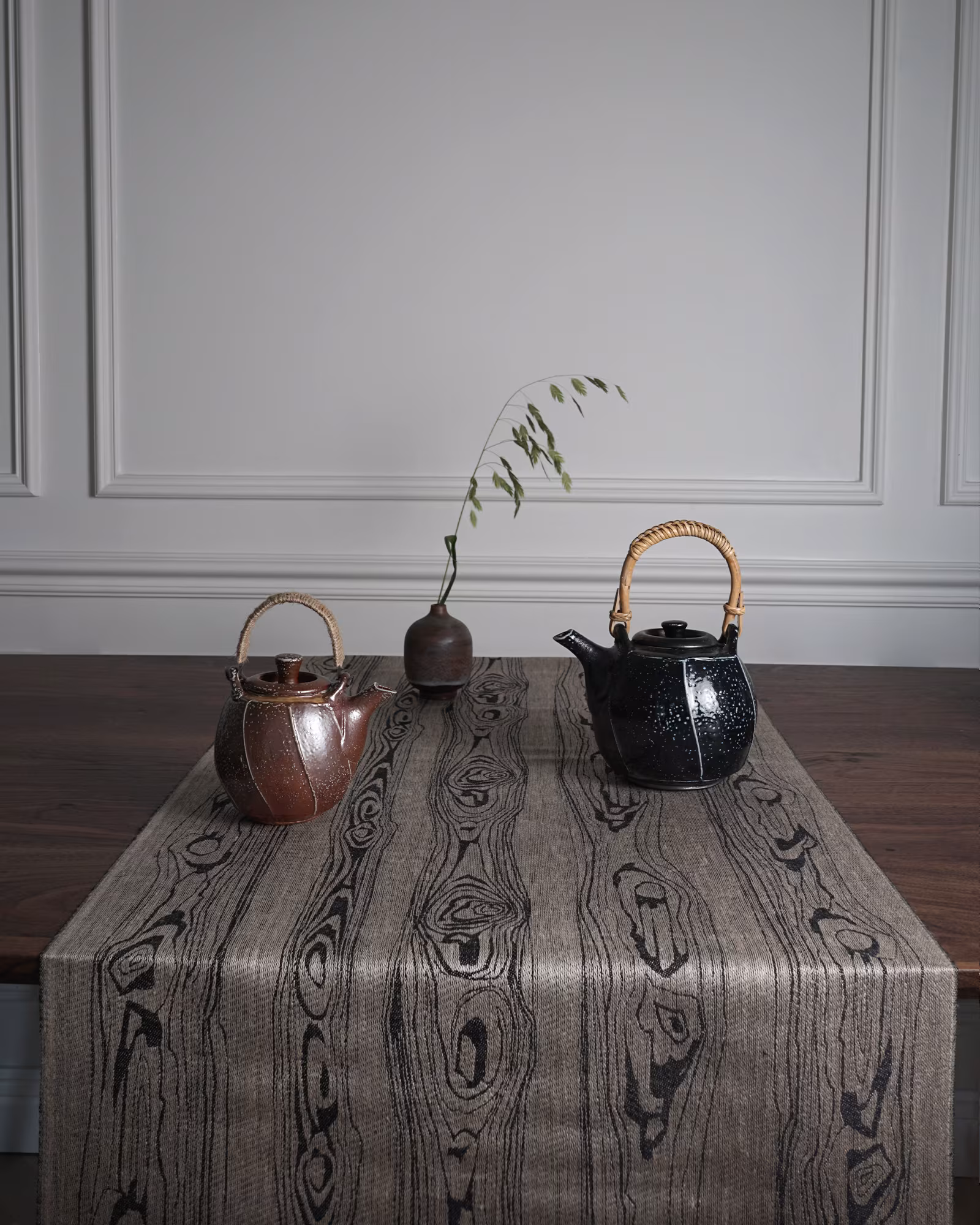 Produktbild-tilja-svart-sand-klassbols-linnevaveri-hanna-bredberg