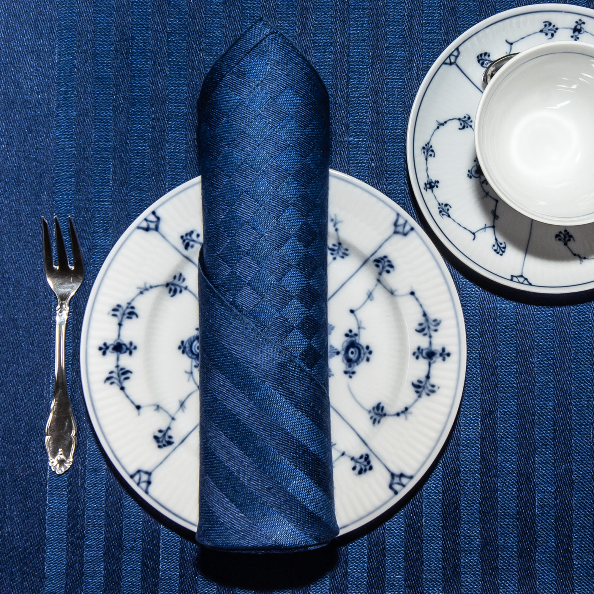 Blå ordern linne servetter tabletter på tallrik med kaffekopp Klässbols Linneväveri Hanne Vedel bordsdukning