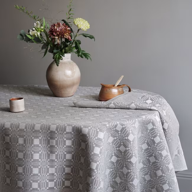 Cover image on Citron tablecloth in the color fog green - class ball Linnaveri