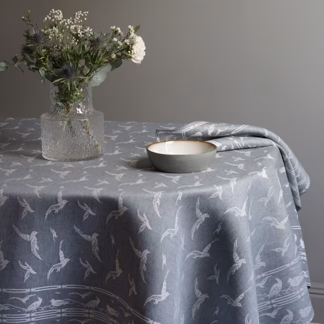 Cover image of Fiskmåsen tablecloth in the color dimbla Klassbols Linnaveri