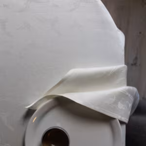 Miljobild narbild av Faskmasen duk vit klassbols Linnevaveri