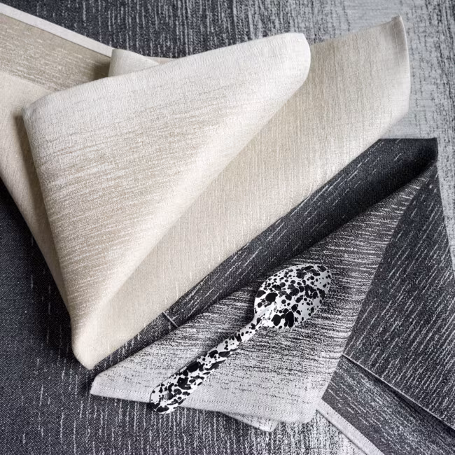 fru embla napkins in the color black and white, Klässbols linen fabrics