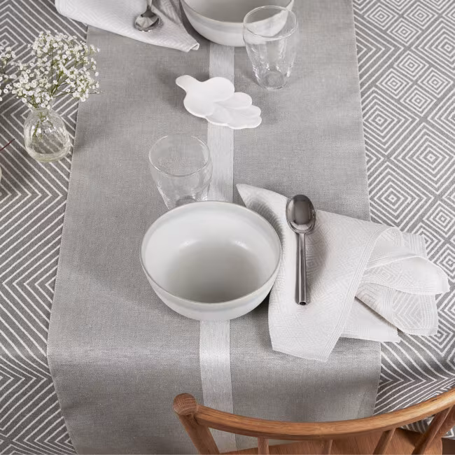 Klässbols grafitgrå Gåsöga linneduk med silvergrå servett och dimgrön linjal bordslöpare