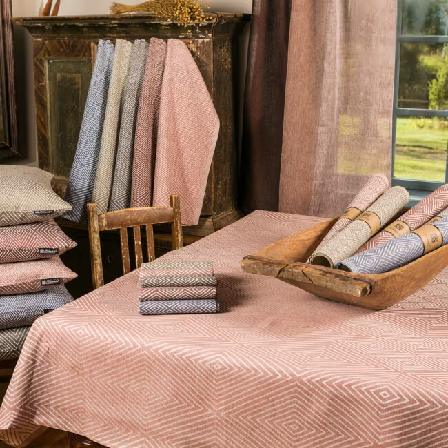 Gåsöga -Leinenprodukte, Tischdecken, Läufer, Servietten, Kissen, Handtücher, Trecolore-Vorhänge, neue Farben, Klässbols Linneväveri, Margot Barolo, Ulrika Mårtensson