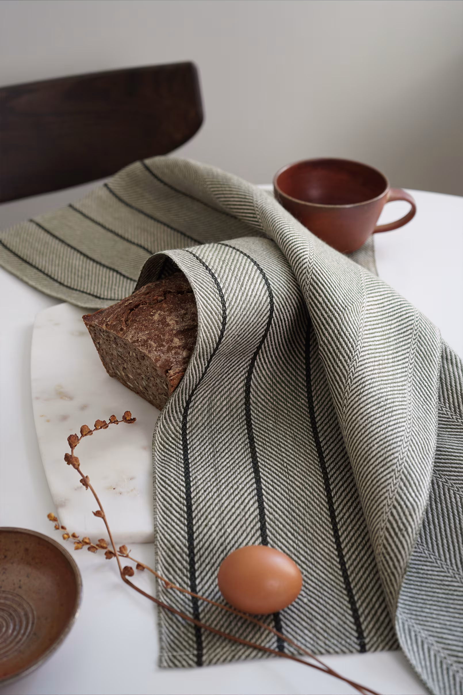 handduk gardet mossgron handduk klassbols linnevaveri produktbild