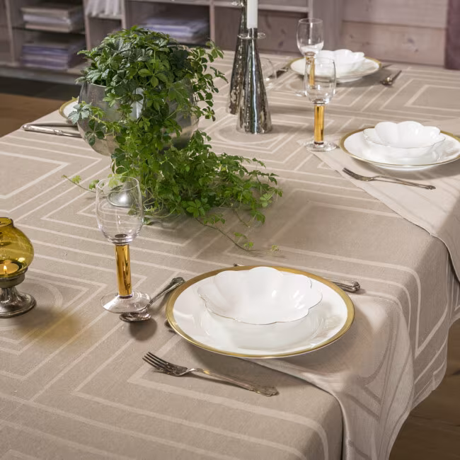 Huset&#39;s linen linen tablecloth and linen napkin table setting 3 Klässbols Linneväveri Jacob Solgren Sand