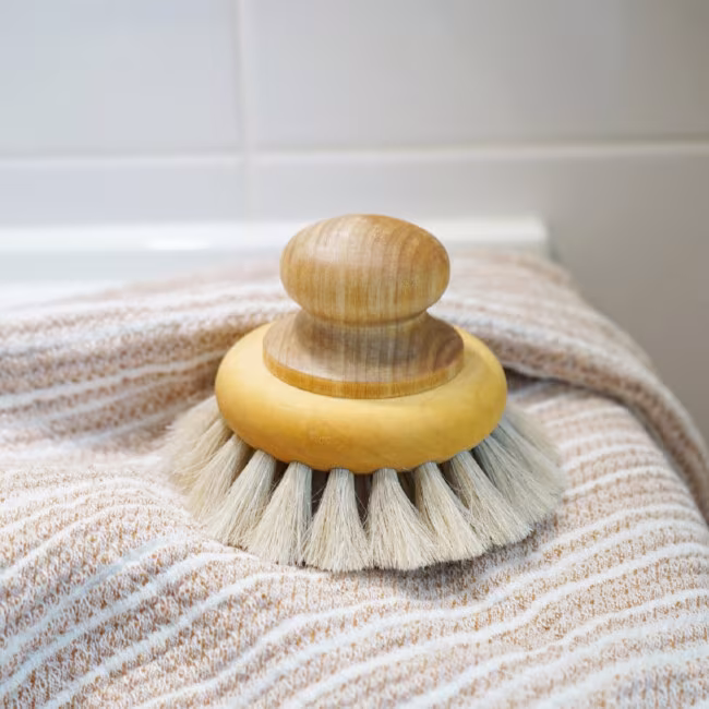 Bath brush from Irishantverk-Klässbols-Linneväveri.avif