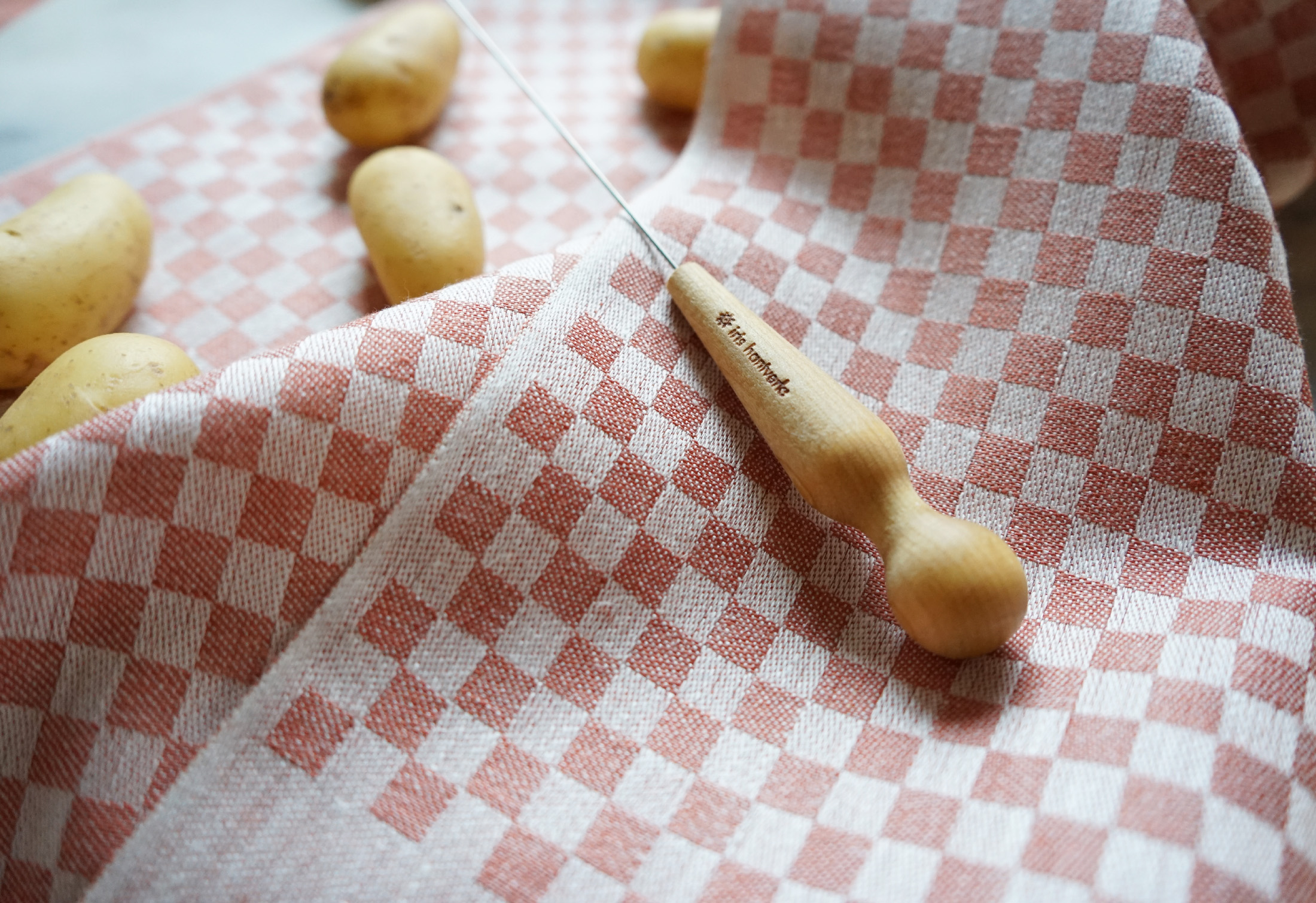 Potatissticka från Iris Hantverk med handduken Line
