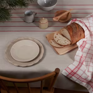 Populära linneprodukter till julbordet. Gärdet i blorkt och med röd rand. Kösrutan ovanpå.