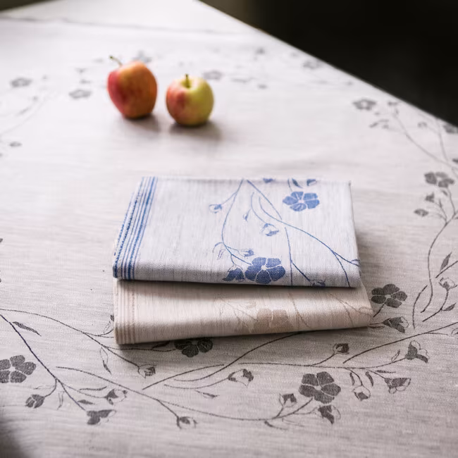 Linen flower wreath linen cloth Klässbols Linneväveri Ingela Berntsson black blue unbleached with apples