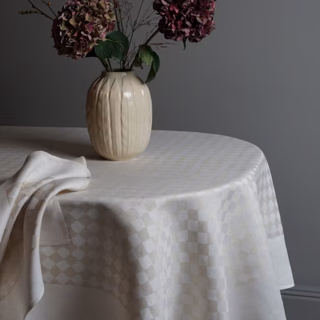 cover image-opuntia-tablecloth-champagne-classballs-linnevaveri
