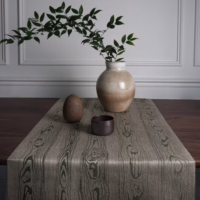 omslagsbild på Tilja sjumilaskog svart/sand. Hanna Bredberg. Klässbolslinneväveri