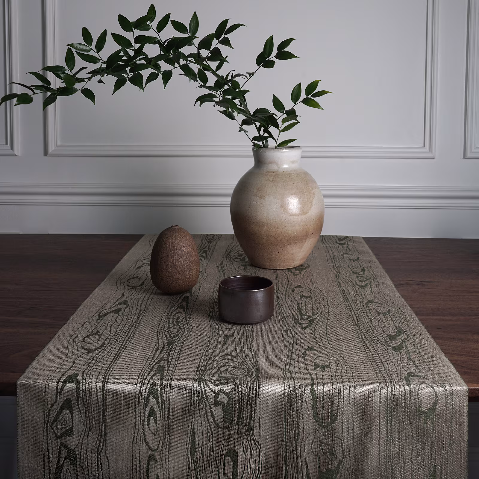 omslagsbild på Tilja sjumilaskog svart/sand. Hanna Bredberg. Klässbolslinneväveri