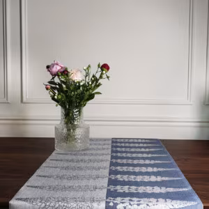 Narbild på bordsloparen Lupin, designad av Hanna Bredberg, i fargen Jeansbla, av klassbols linnevaveri