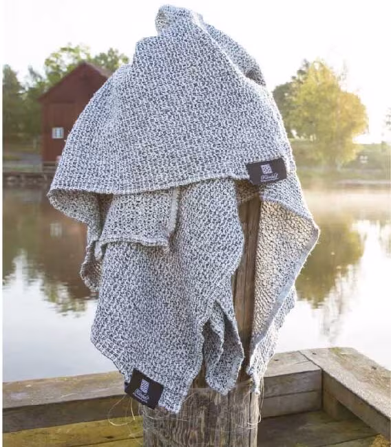 Bath towels, clothespins, linen weavers