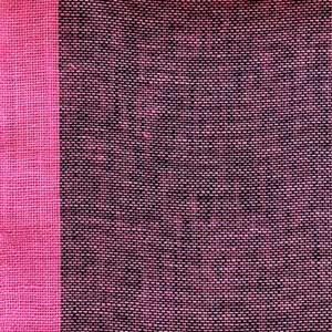 Skymning (skimmer) linnegardin av Eva Jemt Klässbols Linneväveri. Cerise