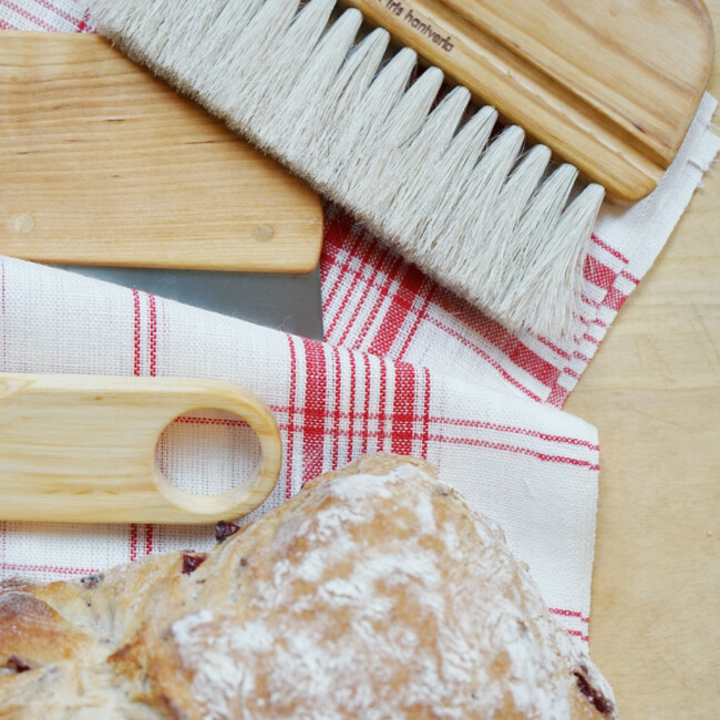 Degborste, brödborste, degskrapa från Iris Hantverk med handduken kökstrivsel